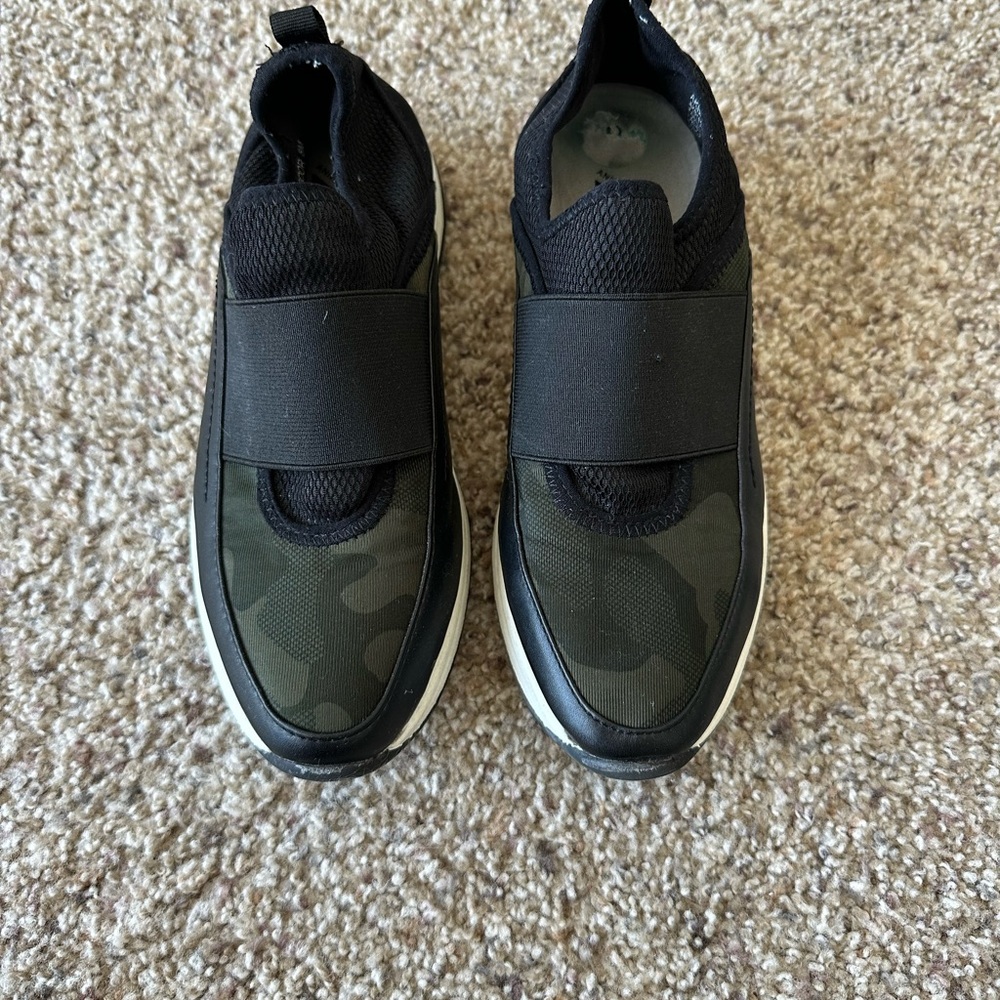 Anne Klein AK sport Camo sneaker size 8